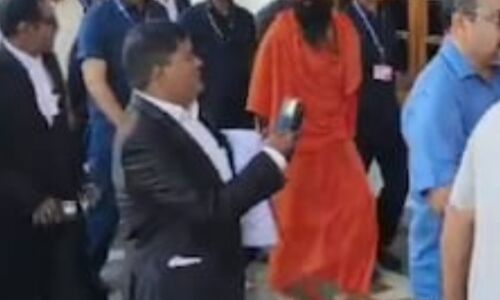 पतंजलि विज्ञापन मामले में सुप्रीम कोर्ट ने बाबा रामदेव और आचार्य बालकृष्ण को फटकार लगाई पतंजलि विज्ञापन मामले में सुप्रीम कोर्ट ने बाबा रामदेव और आचार्य बालकृष्ण को फटकार लगाई