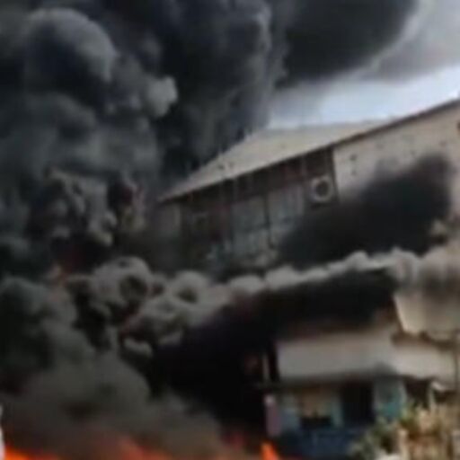 नवी मुंबई में नवभारत इंडस्ट्रियल केमिकल कंपनी में लगी भीषण आग, दमकल की गाड़ियां मौके पर नवी मुंबई में नवभारत इंडस्ट्रियल केमिकल कंपनी में लगी भीषण आग, दमकल की गाड़ियां मौके पर