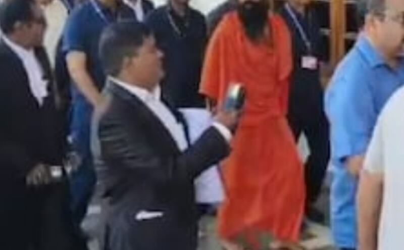 पतंजलि विज्ञापन मामले में सुप्रीम कोर्ट ने बाबा रामदेव और आचार्य बालकृष्ण को फटकार लगाई