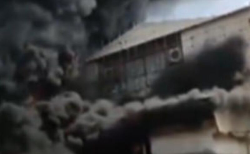 नवी मुंबई में नवभारत इंडस्ट्रियल केमिकल कंपनी में लगी भीषण आग, दमकल की गाड़ियां मौके पर