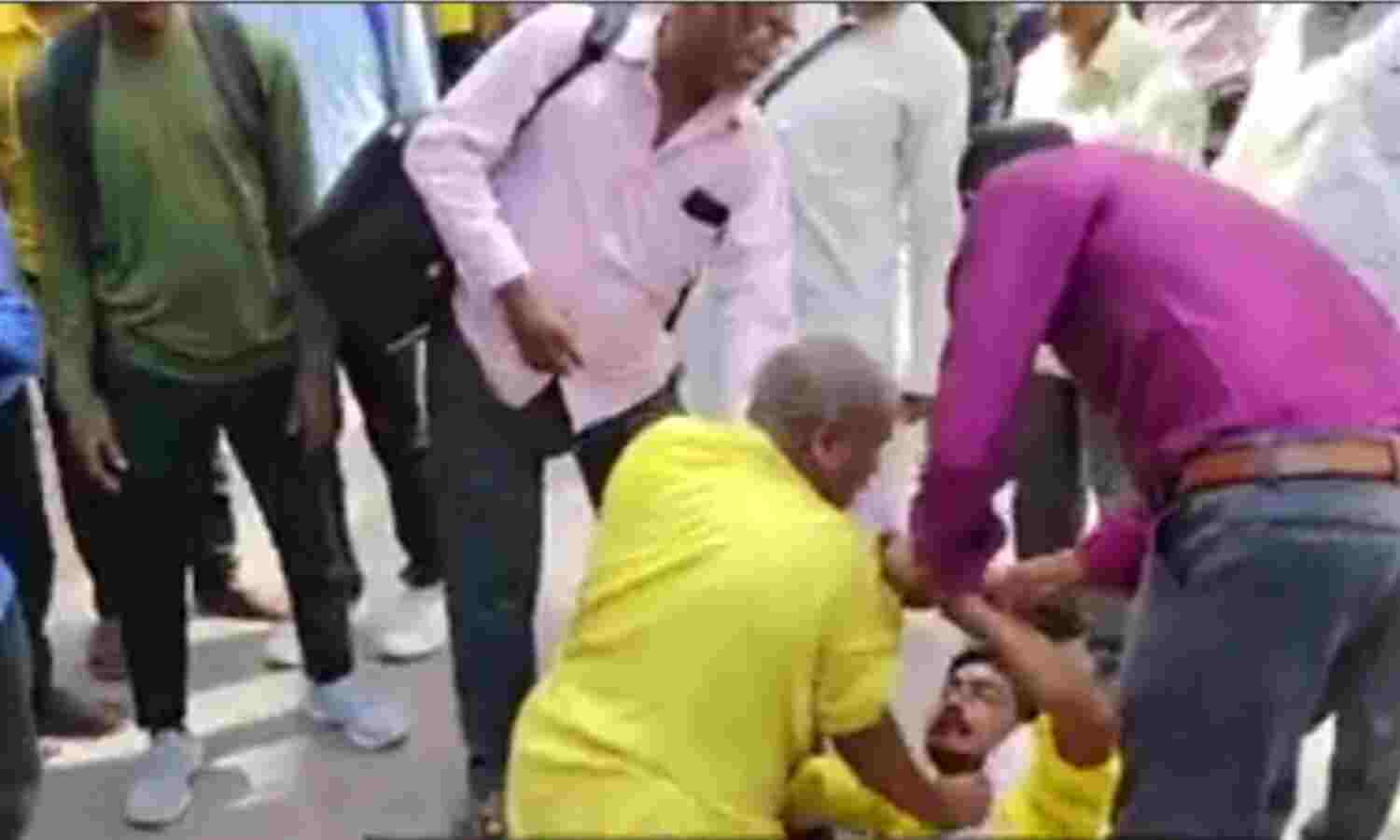 वाराणसी में टीका-चंदन लगाने की होड़ में दो व्यक्तियों में बीच सड़क पर मारपीट, वीडियो वायरल
