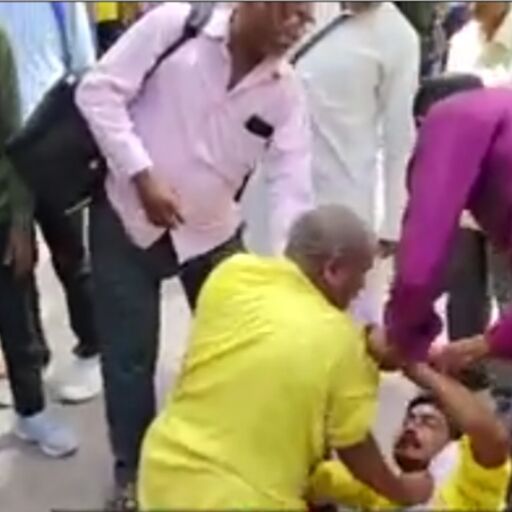 वाराणसी में टीका-चंदन लगाने की होड़ में दो व्यक्तियों में बीच सड़क पर मारपीट, वीडियो वायरल