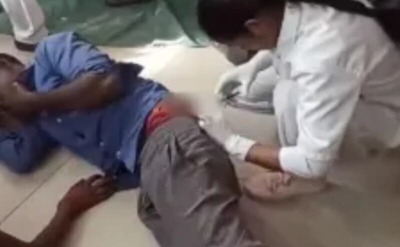 सीतापुर में स्वास्थ्य व्यवस्था बदहाल, मरीजों को जमीन पर लेटाकर किया जा रहा इलाज, वीडियो वायरल