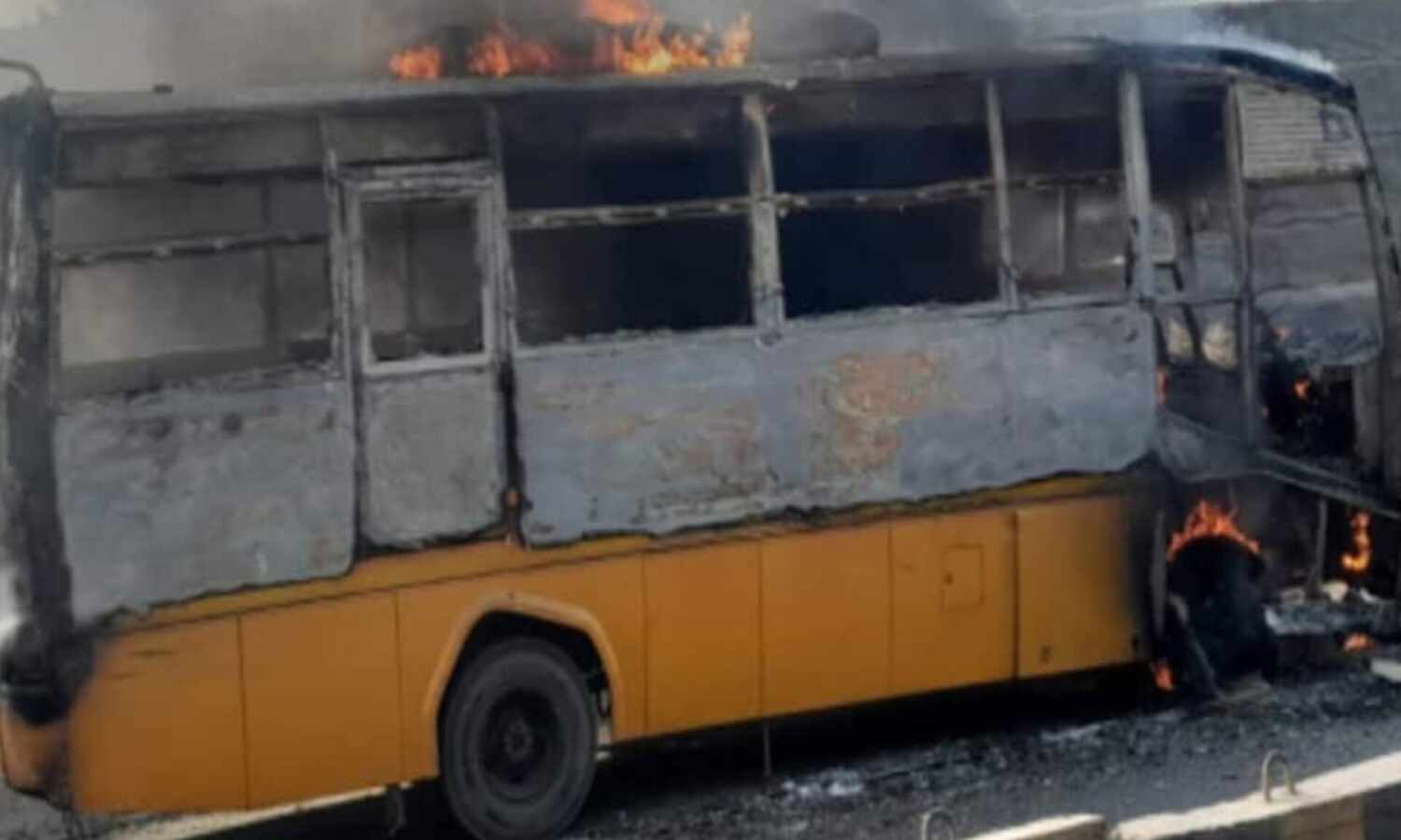 पटना में स्कूली बस में लगी आग, ड्राइवर और स्थानीय लोगों की सूझबूझ से बच्चों की जान बची