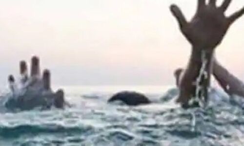 यूपी के शुक्लागंज में गंगा नदी में डूबे पांच बच्चे, चार की मौत, एक की हालत गंभीर यूपी के शुक्लागंज में गंगा नदी में डूबे पांच बच्चे, चार की मौत, एक की हालत गंभीर