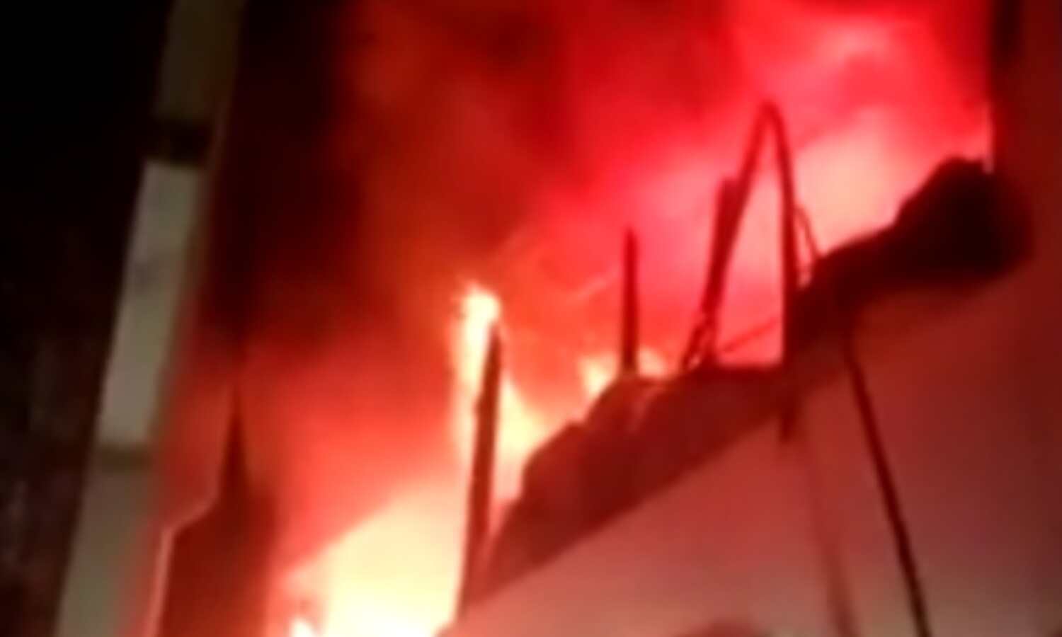 वाराणसी के रवींद्रपुरी में बहुमंजिला मकान में शॉर्ट सर्किट से आग, दमकल की गाड़ियां मौके पर