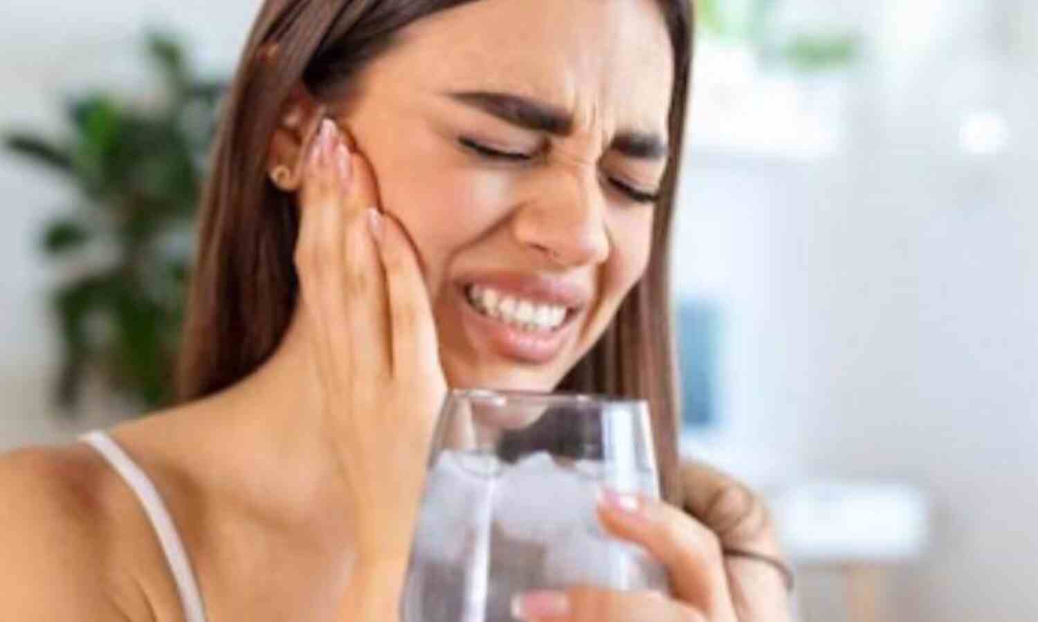 दांतों में ठंडा, गर्म खाने या पीने से झनझनाहट: कारण और समाधान