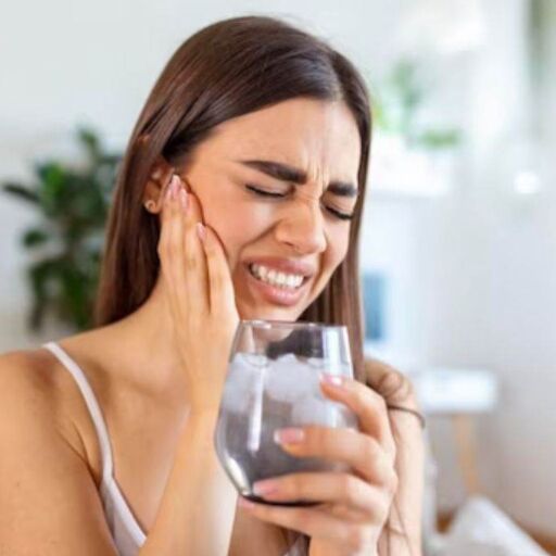 दांतों में ठंडा, गर्म खाने या पीने से झनझनाहट: कारण और समाधान दांतों में ठंडा, गर्म खाने या पीने से झनझनाहट: कारण और समाधान