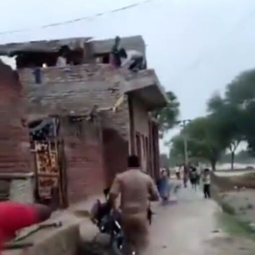 एटा में पुलिस पर हमला, वीडियो वायरल