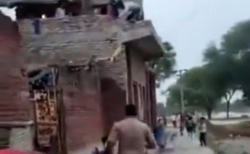 एटा में पुलिस पर हमला, वीडियो वायरल एटा में पुलिस पर हमला, वीडियो वायरल
