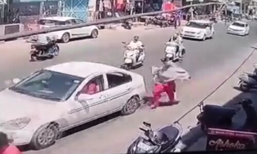 मोगा में दिनदहाड़े लुटेरों ने महिला से 5 लाख रुपये का बैग छीना, सीसीटीवी में कैद हुई वारदात मोगा में दिनदहाड़े लुटेरों ने महिला से 5 लाख रुपये का बैग छीना, सीसीटीवी में कैद हुई वारदात