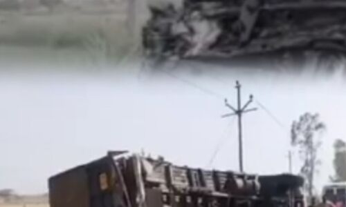 अलीगढ़ में ओवरटेक के चक्कर में ट्रक और टैंकर की भिड़ंत, 5 की मौत, 3 भैंस भी मृत