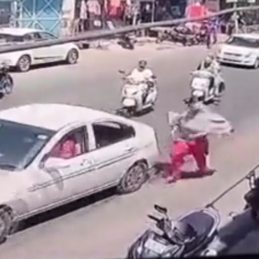 मोगा में दिनदहाड़े लुटेरों ने महिला से 5 लाख रुपये का बैग छीना, सीसीटीवी में कैद हुई वारदात