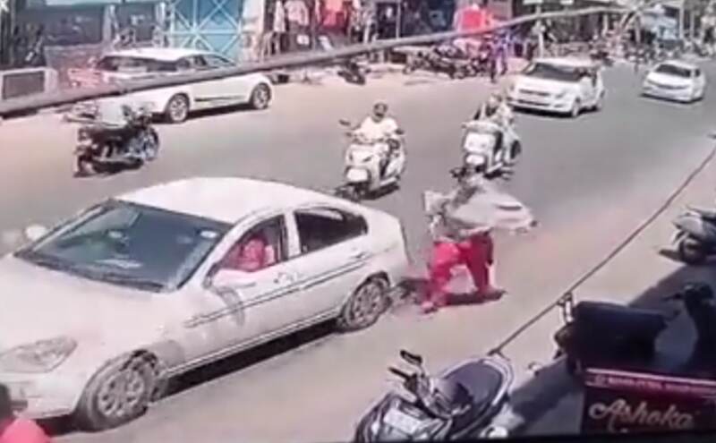 मोगा में दिनदहाड़े लुटेरों ने महिला से 5 लाख रुपये का बैग छीना, सीसीटीवी में कैद हुई वारदात