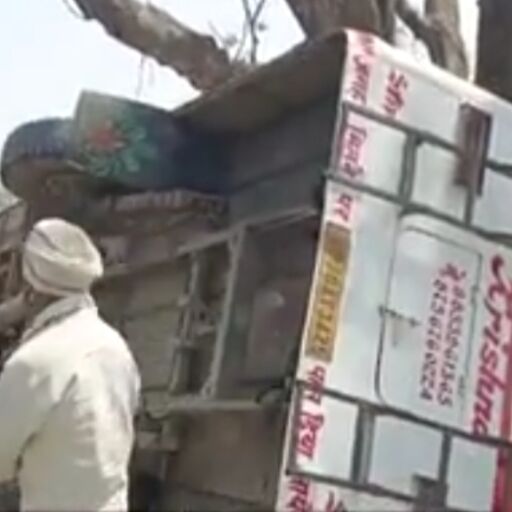 सवारियों से भरी बस पेड़ से टकराकर पलटी, आधा दर्जन से अधिक घायल सवारियों से भरी बस पेड़ से टकराकर पलटी, आधा दर्जन से अधिक घायल