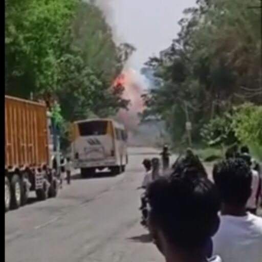 मुरादाबाद-काशीपुर मार्ग पर ट्रक में आग, सिलेंडर फटने से मची अफरा-तफरी मुरादाबाद-काशीपुर मार्ग पर ट्रक में आग, सिलेंडर फटने से मची अफरा-तफरी