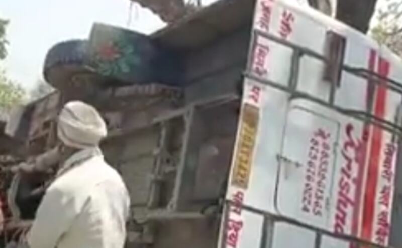 सवारियों से भरी बस पेड़ से टकराकर पलटी, आधा दर्जन से अधिक घायल