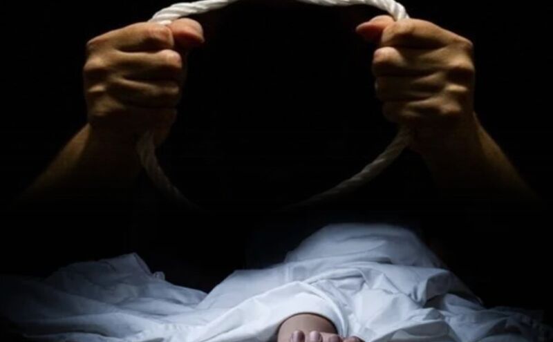 19 वर्षीय युवक ने फांसी लगाकर आत्महत्या की, मां ने युवती सहित 3 पर दर्ज कराया मामला 19 वर्षीय युवक ने फांसी लगाकर आत्महत्या की, मां ने युवती सहित 3 पर दर्ज कराया मामला