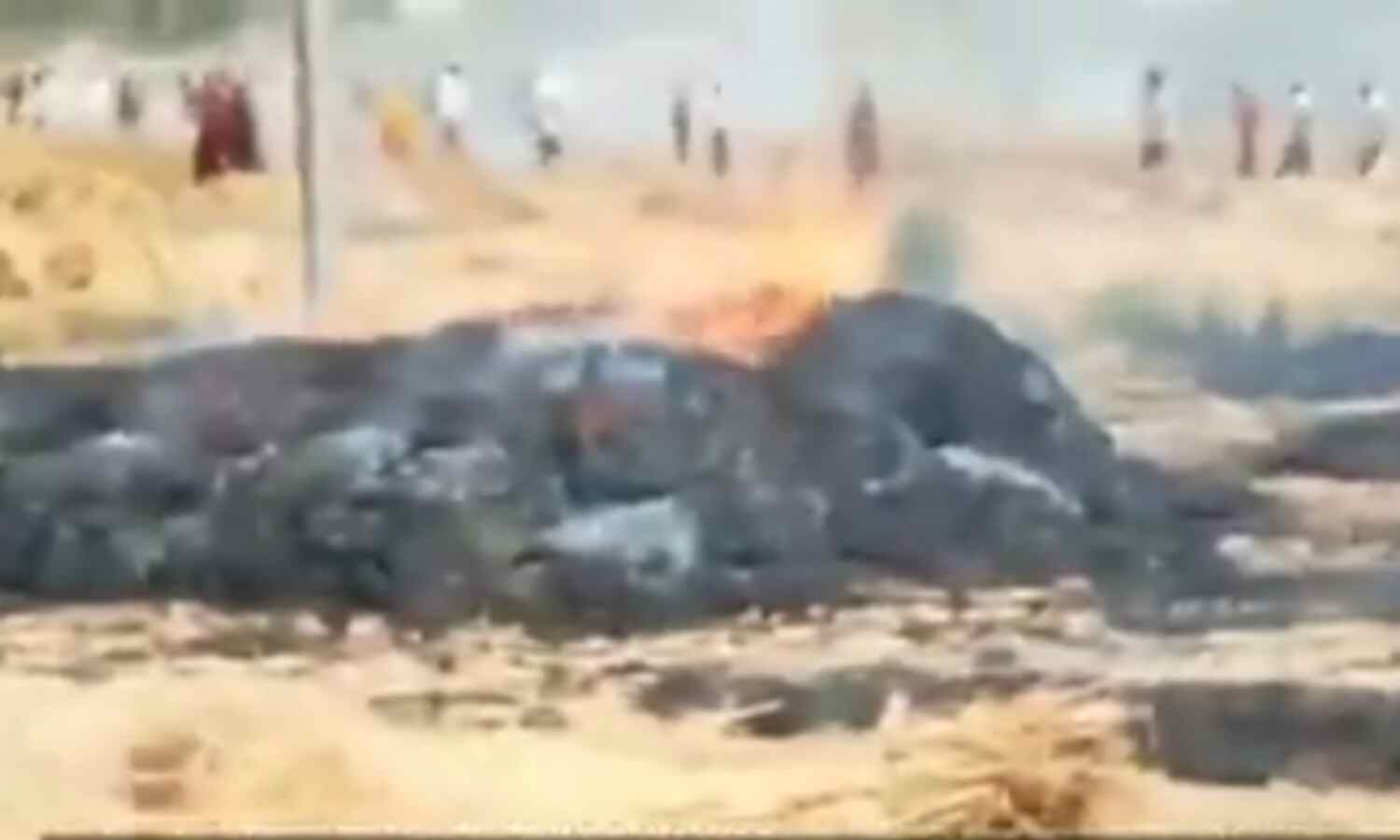 एटा में भीषण आग, 21 बीघा गेहूं की फसल जलकर राख, दमकल की मशक्कत के बाद काबू पाया गया आग पर