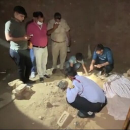 सोनीपत में दोस्तों ने मिलकर की युवक की हत्या, ईंट और शराब की बोतल से किया हमला, शव को गड्ढे में दफनाया सोनीपत में दोस्तों ने मिलकर की युवक की हत्या, ईंट और शराब की बोतल से किया हमला, शव को गड्ढे में दफनाया