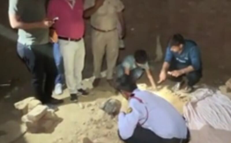 सोनीपत में दोस्तों ने मिलकर की युवक की हत्या, ईंट और शराब की बोतल से किया हमला, शव को गड्ढे में दफनाया