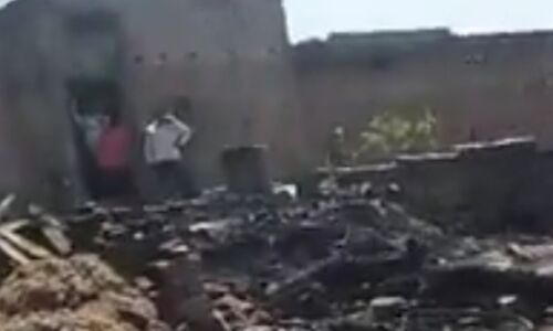 बलिया के खेवसर में 42 परिवारों की 100 से अधिक झोपड़ियां आग की भेंट चढ़ीं बलिया के खेवसर में 42 परिवारों की 100 से अधिक झोपड़ियां आग की भेंट चढ़ीं