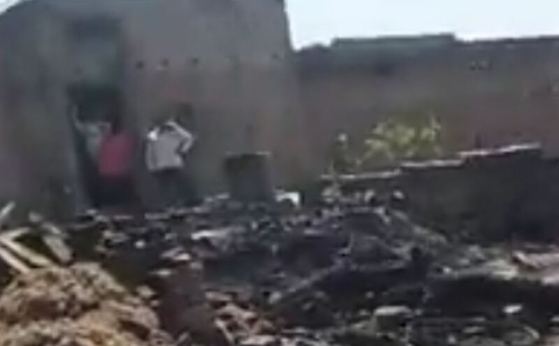 बलिया के खेवसर में 42 परिवारों की 100 से अधिक झोपड़ियां आग की भेंट चढ़ीं बलिया के खेवसर में 42 परिवारों की 100 से अधिक झोपड़ियां आग की भेंट चढ़ीं