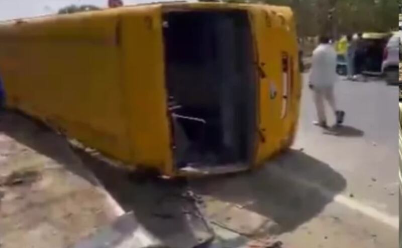 ग्रेटर नोएडा में बस पलटने से आठ छात्र घायल ग्रेटर नोएडा में बस पलटने से आठ छात्र घायल
