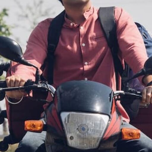 पवन सिंह के साथ सेल्फी लेने के चक्कर में फैन ने तोड़ दिया गाड़ी का शीशा, देखें उनका रिएक्शन