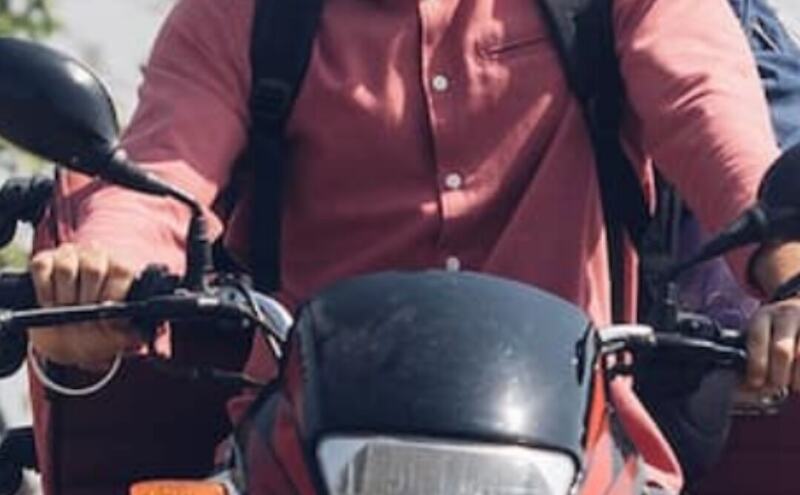 पवन सिंह के साथ सेल्फी लेने के चक्कर में फैन ने तोड़ दिया गाड़ी का शीशा, देखें उनका रिएक्शन