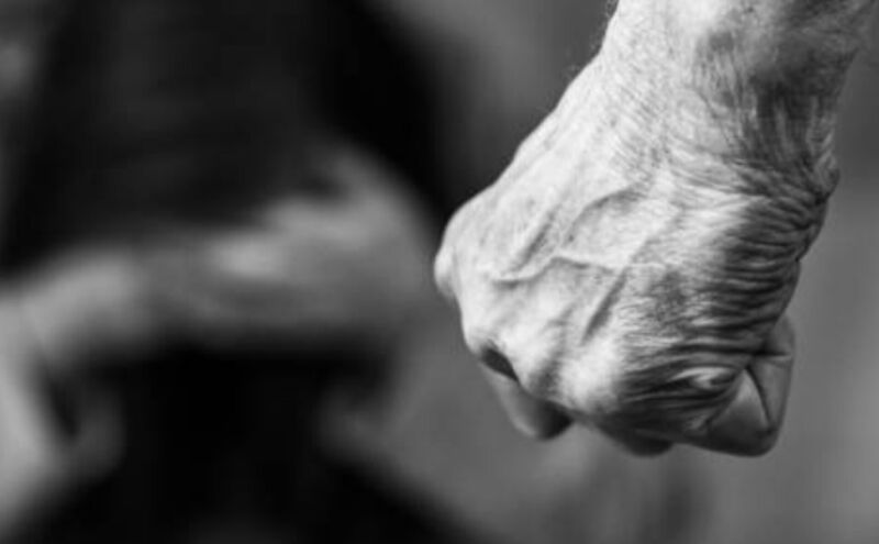 कर्नलगंज में रिटायर्ड अपर जिलाधिकारी पर मारपीट और प्रताड़ना का आरोप, पत्नी ने की शिकायत