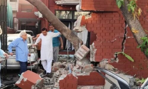 नोएडा में तेज रफ्तार कार ने रिक्शा को मारी टक्कर, 5 लोग घायल, मकान को भी नुकसान