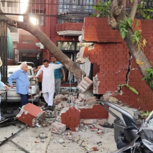 नोएडा में तेज रफ्तार कार ने रिक्शा को मारी टक्कर, 5 लोग घायल, मकान को भी नुकसान