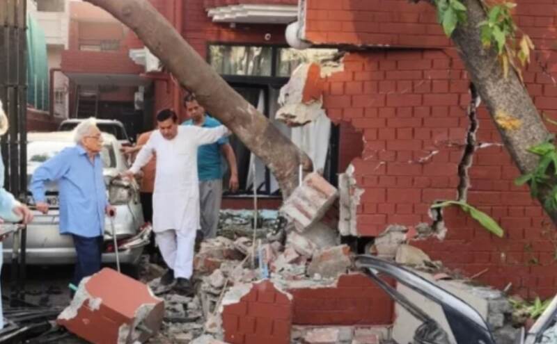 नोएडा में तेज रफ्तार कार ने रिक्शा को मारी टक्कर, 5 लोग घायल, मकान को भी नुकसान नोएडा में तेज रफ्तार कार ने रिक्शा को मारी टक्कर, 5 लोग घायल, मकान को भी नुकसान