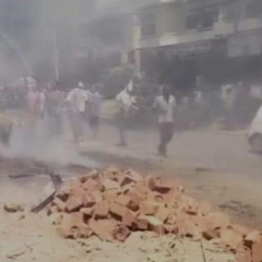 वाराणसी में अंडे की दुकान में सिलेंडर ब्लास्ट, इलाके में मची अफरातफरी वाराणसी में अंडे की दुकान में सिलेंडर ब्लास्ट, इलाके में मची अफरातफरी