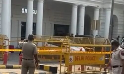 दिल्ली के कनॉट प्लेस में मिला संदिग्ध बैग, बम निरोधक दस्ता मौके पर दिल्ली के कनॉट प्लेस में मिला संदिग्ध बैग, बम निरोधक दस्ता मौके पर