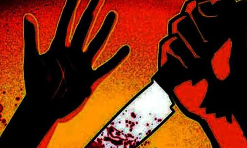 मऊ में पत्नी पर चाकू से हमला, गंभीर हालत में अस्पताल में भर्ती मऊ में पत्नी पर चाकू से हमला, गंभीर हालत में अस्पताल में भर्ती