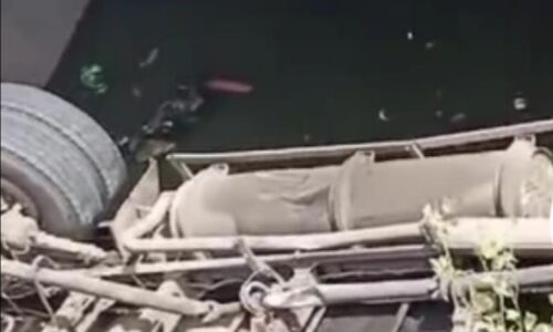 अंबाला-दिल्ली हाईवे पर फ्लाईओवर से ट्रक नाले में गिरा, बाल-बाल बचा चालक