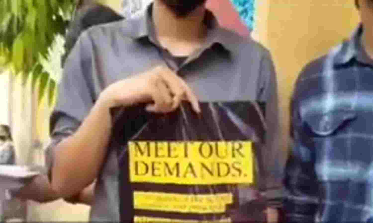 अलीगढ़, ऑवर लेडी फातिमा स्कूल में छात्रा की आत्महत्या के बाद उग्र प्रदर्शन, प्रधानाचार्य ने दिया आश्वासन