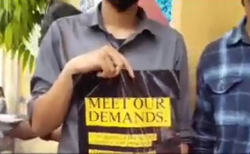 अलीगढ़, ऑवर लेडी फातिमा स्कूल में छात्रा की आत्महत्या के बाद उग्र प्रदर्शन, प्रधानाचार्य ने दिया आश्वासन अलीगढ़, ऑवर लेडी फातिमा स्कूल में छात्रा की आत्महत्या के बाद उग्र प्रदर्शन, प्रधानाचार्य ने दिया आश्वासन