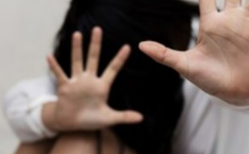 उत्तर प्रदेश में पूर्व विधायक की बेटी के साथ हैवानियत, वीडियो वायरल करने की धमकी देकर 6 करोड़ वसूले उत्तर प्रदेश में पूर्व विधायक की बेटी के साथ हैवानियत, वीडियो वायरल करने की धमकी देकर 6 करोड़ वसूले