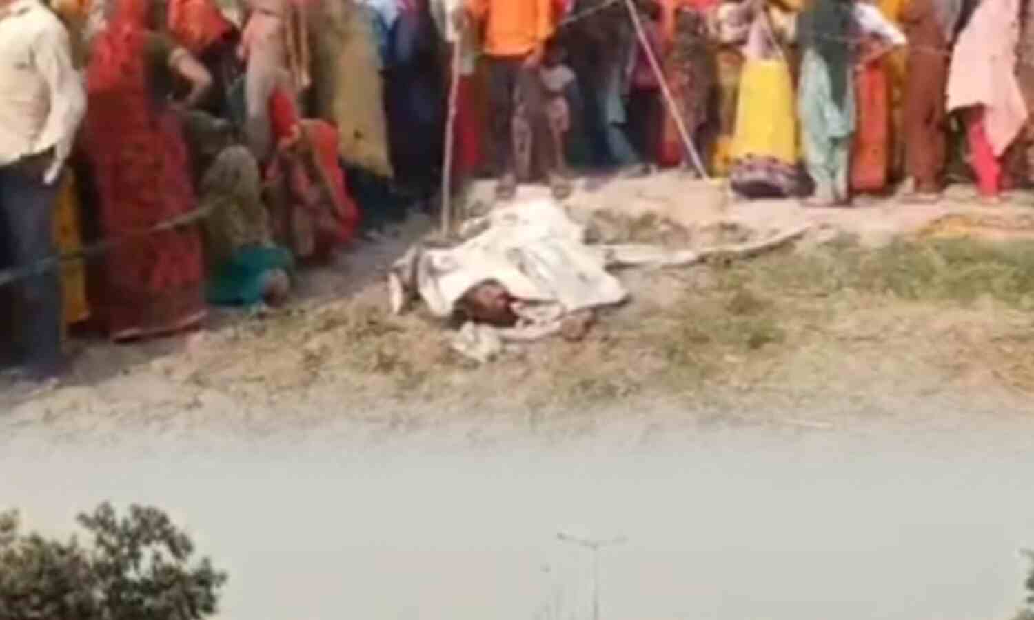अमरोहा के हसनपुर में पति-पत्नी की हत्या, बेटी सिसकती रही शव के पास