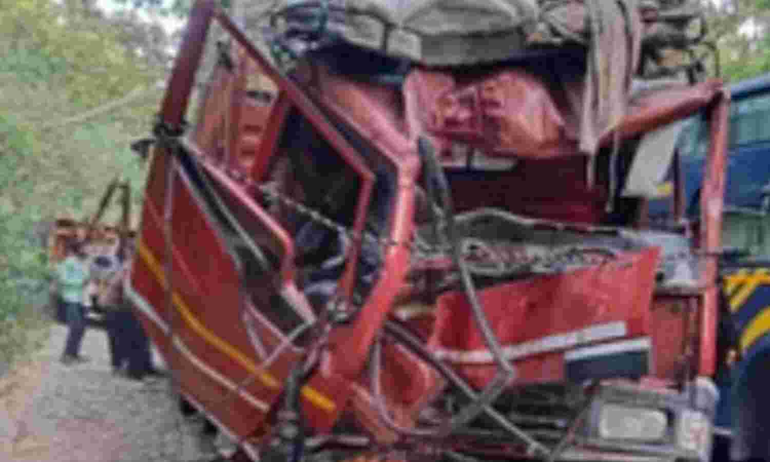 पीलीभीत में दर्दनाक हादसा, डीसीएम पेड़ से टकराई, 3 मजदूरों की मौत, 33 घायल