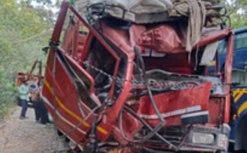 पीलीभीत में दर्दनाक हादसा, डीसीएम पेड़ से टकराई, 3 मजदूरों की मौत, 33 घायल पीलीभीत में दर्दनाक हादसा, डीसीएम पेड़ से टकराई, 3 मजदूरों की मौत, 33 घायल