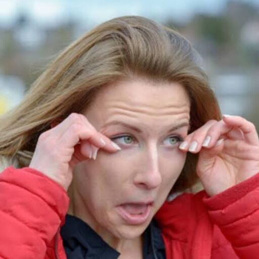 आंखों में बार-बार पानी आने के कारण और उपाय