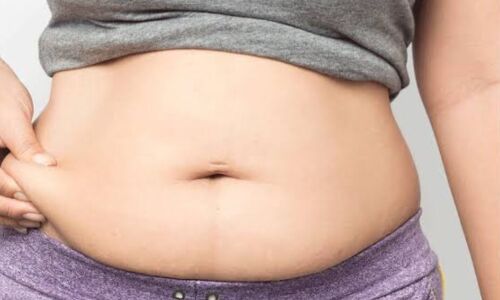 पेट की चर्बी कम करने के 5 आसान तरीके और खाद्य पदार्थ जिन्हें डाइट में शामिल करें