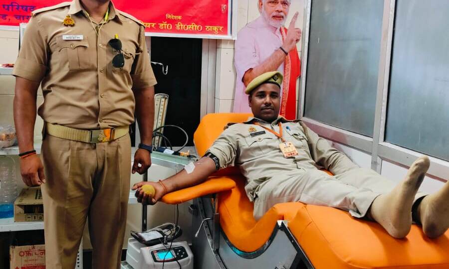 डॉक्टर ने कहा कट जाएगा पैर, पुलिसकर्मी ने रक्तदान कर दिया नया जीवन