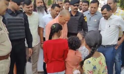 सामने योगी को पाकर श्रद्धालुओं ने की जय जयकार, सीएम ने बच्चों से पूछा हालचाल