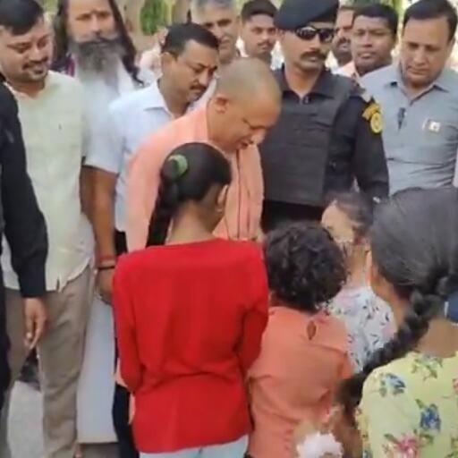 सामने योगी को पाकर श्रद्धालुओं ने की जय जयकार, सीएम ने बच्चों से पूछा हालचाल