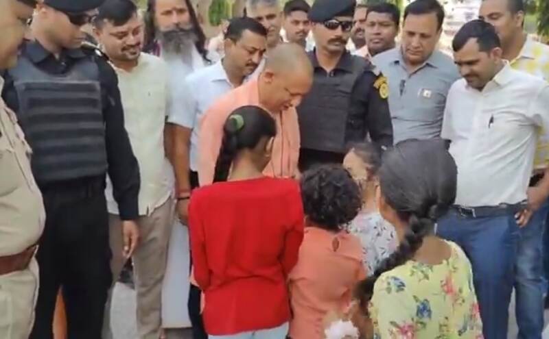सामने योगी को पाकर श्रद्धालुओं ने की जय जयकार, सीएम ने बच्चों से पूछा हालचाल सामने योगी को पाकर श्रद्धालुओं ने की जय जयकार, सीएम ने बच्चों से पूछा हालचाल